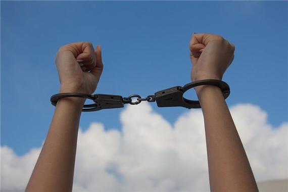 女子举报遭警察猥亵女子投诉警察后被铐走,当地警方致歉,涉事警察被停职